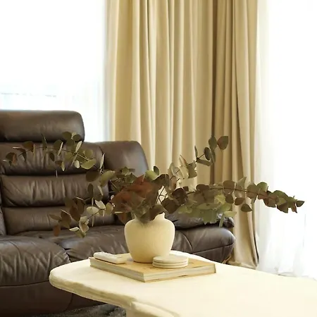 Cosy Modern Flat - Balcony & Cinema Apartment *