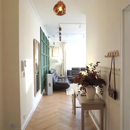 Cosy Modern Flat - Balcony & Cinema Apartment *