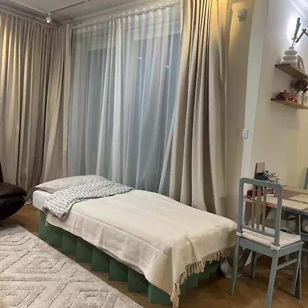 Cosy Modern Flat - Balcony & Cinema Apartment *