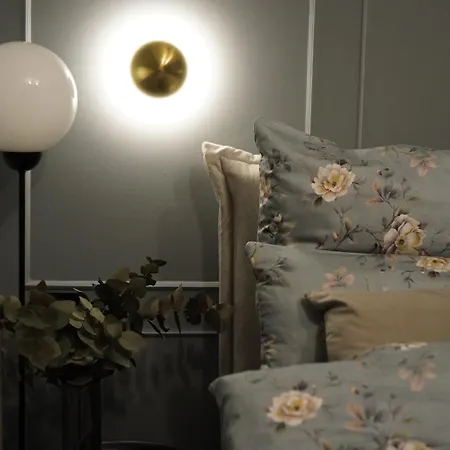 Cosy Modern Flat - Balcony & Cinema Apartment